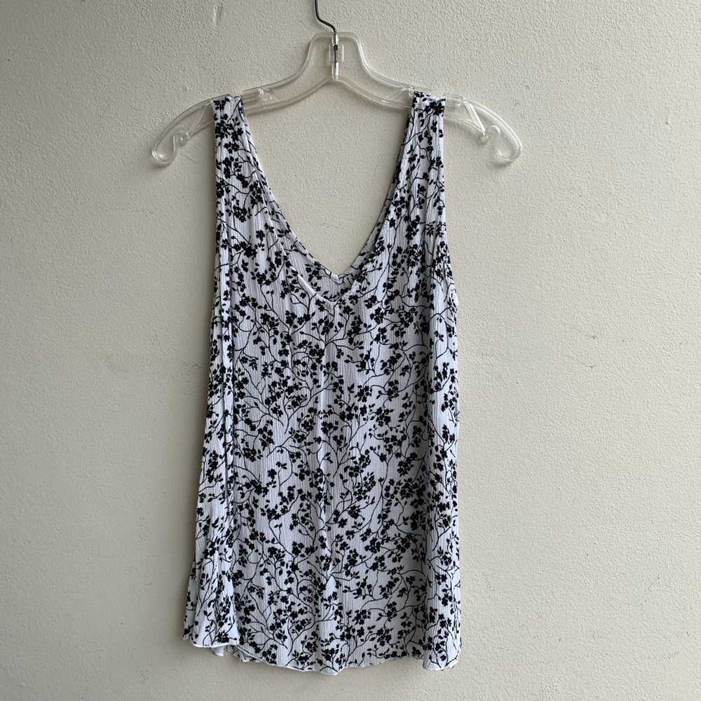 🌵 3x$15 Motherhood White & Black Flower Pattern